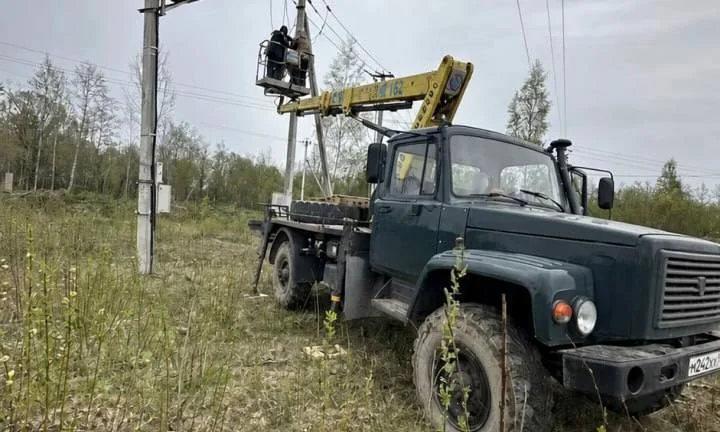 Автовышка-вездеход на грунтовой площадке